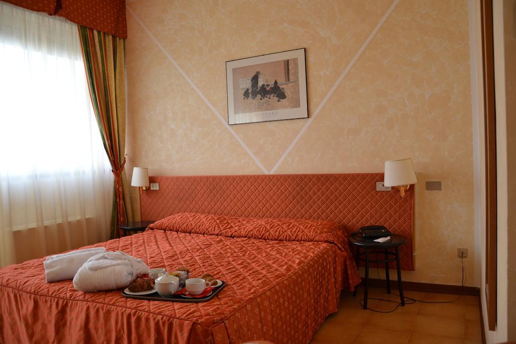 Jr Hotels Gate 7 Bologna Calderara di Reno Exterior photo